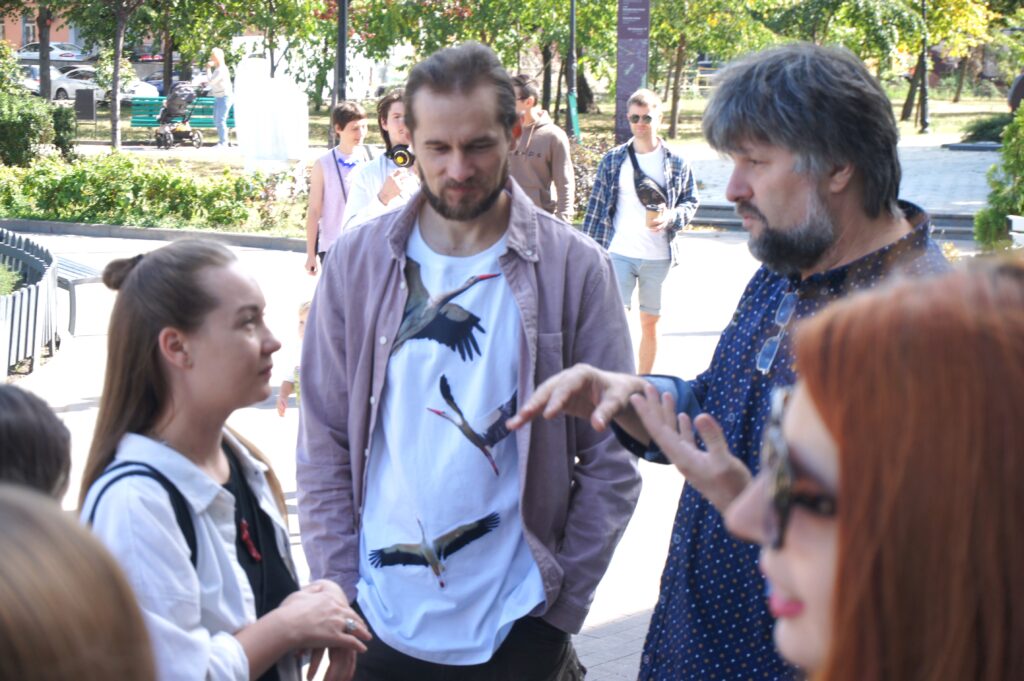 Куратор Indie Lab Дмитро Тяжлов спілкується зі своїми студентами.
