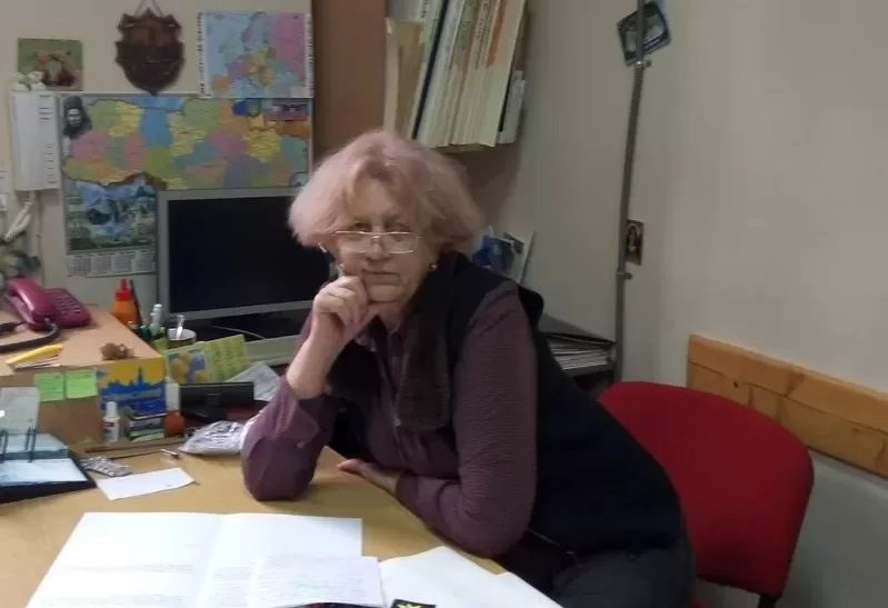Марія Сидорак укабінеті Музею мистецтв Прикарпаття.